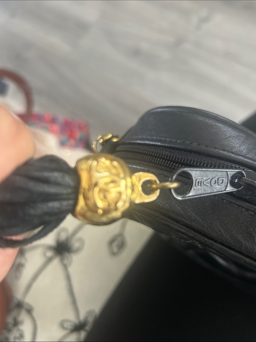 VINTAGE Quilted Lambskin Leather Crossbody Bag with Gold Chain and Tassel - Picture 7 of 11